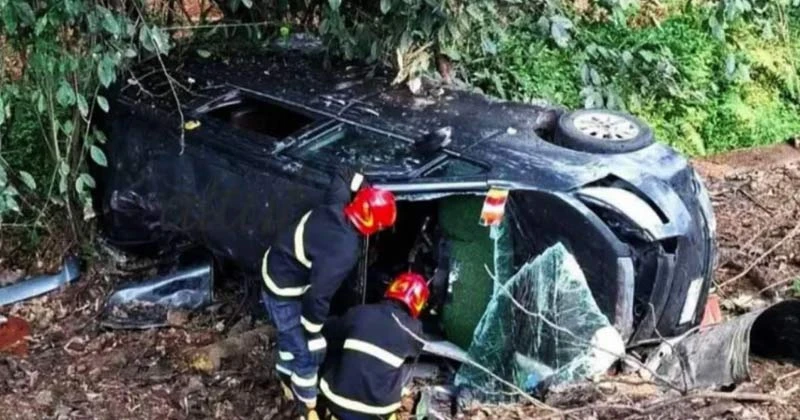 চট্টগ্রামে মাইক্রোবাস নিয়ন্ত্রণ হারিয়ে খাদে পড়ে নিহত ৩