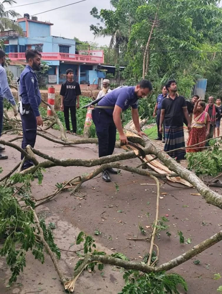 কালবৈশাখীর তাণ্ডব: কসবা থানা পুলিশের তৎপরতায় দ্রুত সচল হলো সড়ক যোগাযোগ