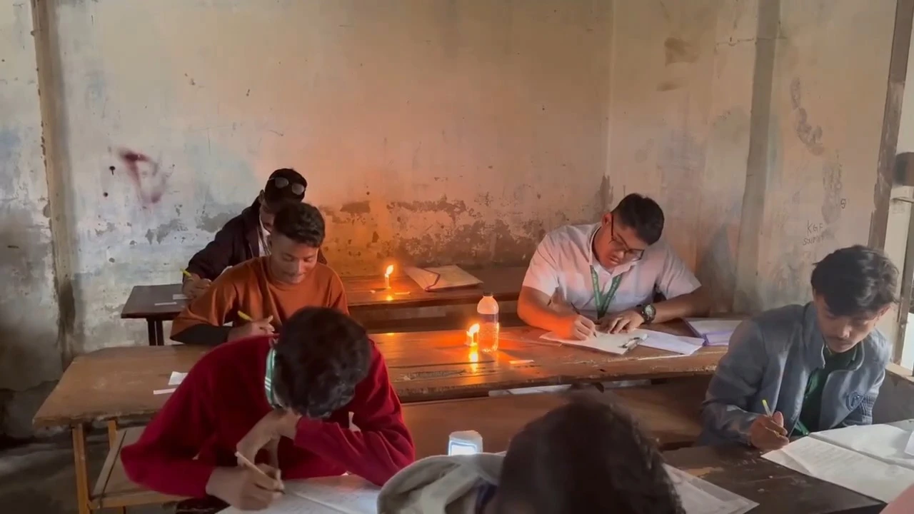 মৌলভীবাজারে মোমবাতি ও চার্জ লাইটে এসএসসি পরীক্ষা, চরম ভোগান্তিতে শিক্ষার্থীরা