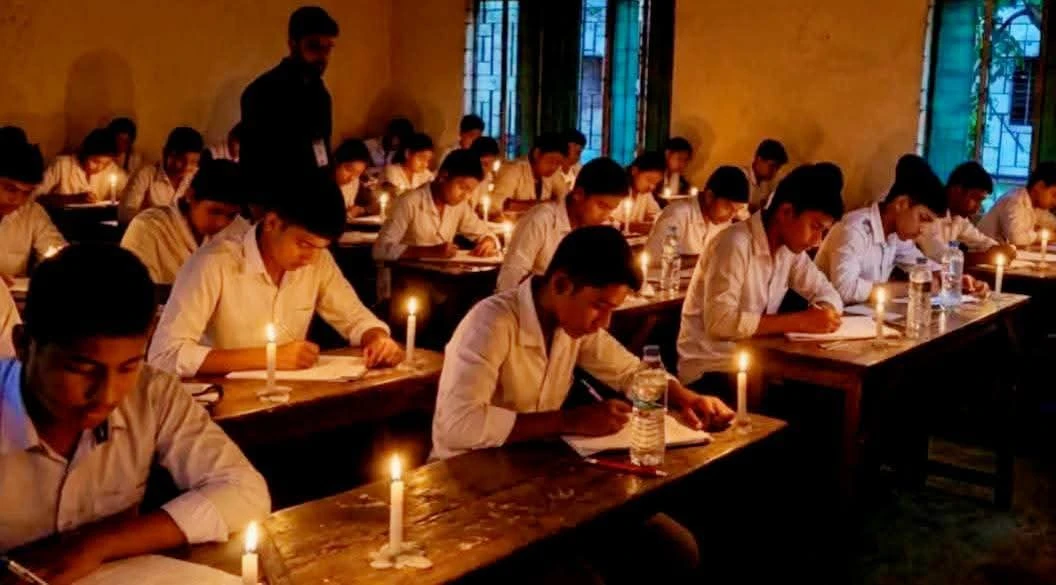 মতলব উত্তরে মোমবাতি জ্বালিয়ে এসএসসি পরীক্ষা