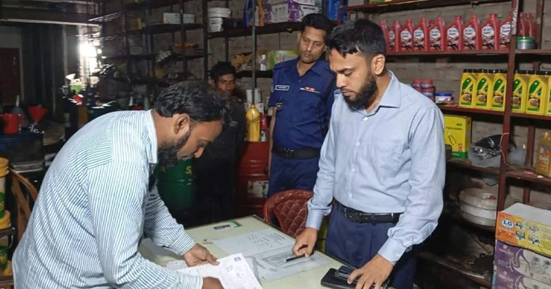 নান্দাইলে তথ্য প্রতিমন্ত্রীর নির্দেশনায় জ্বালানি তেলের অবৈধ মজুদকারী দুই ব্যাবসায়ীকে জরিমানা