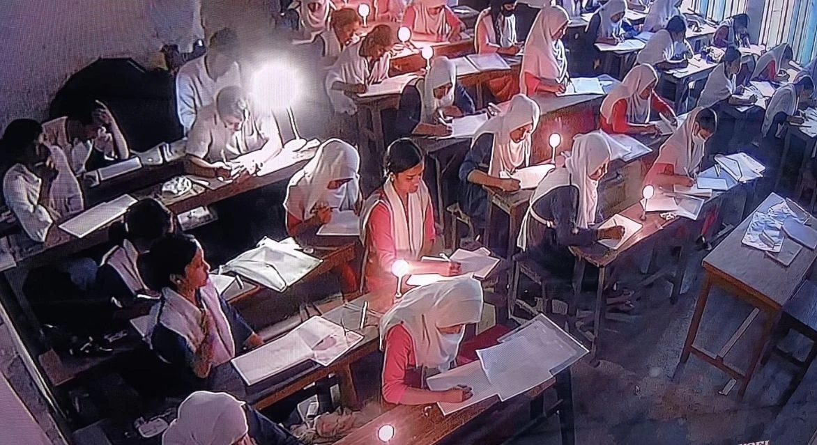 নবীনগরে মোমবাতির আলোয় পরীক্ষা দিলেন ৪,৪৭৪ শিক্ষার্থী