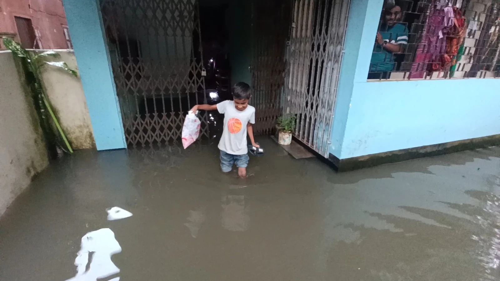 টানা ভারী বৃষ্টিতে মৌলভীবাজারে আবারও জলাবদ্ধতা: পানিবন্দি শতাধিক মানুষ