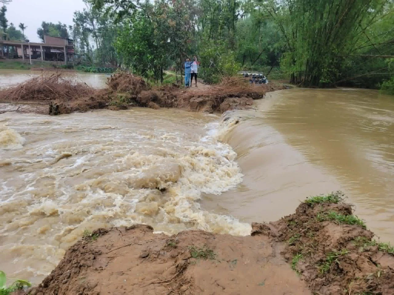 কুলাউড়ায় গোগালীছড়ার বাঁধ ভেঙে ১৫ গ্রাম প্লাবিত, ব্যাপক ক্ষয়ক্ষতি