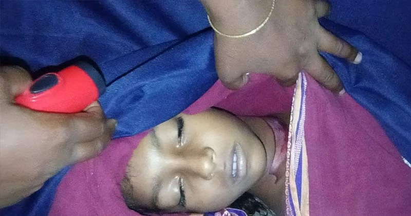 ভ্যানে ওড়না পেঁচিয়ে প্রাণ গেল স্কুলছাত্রীর