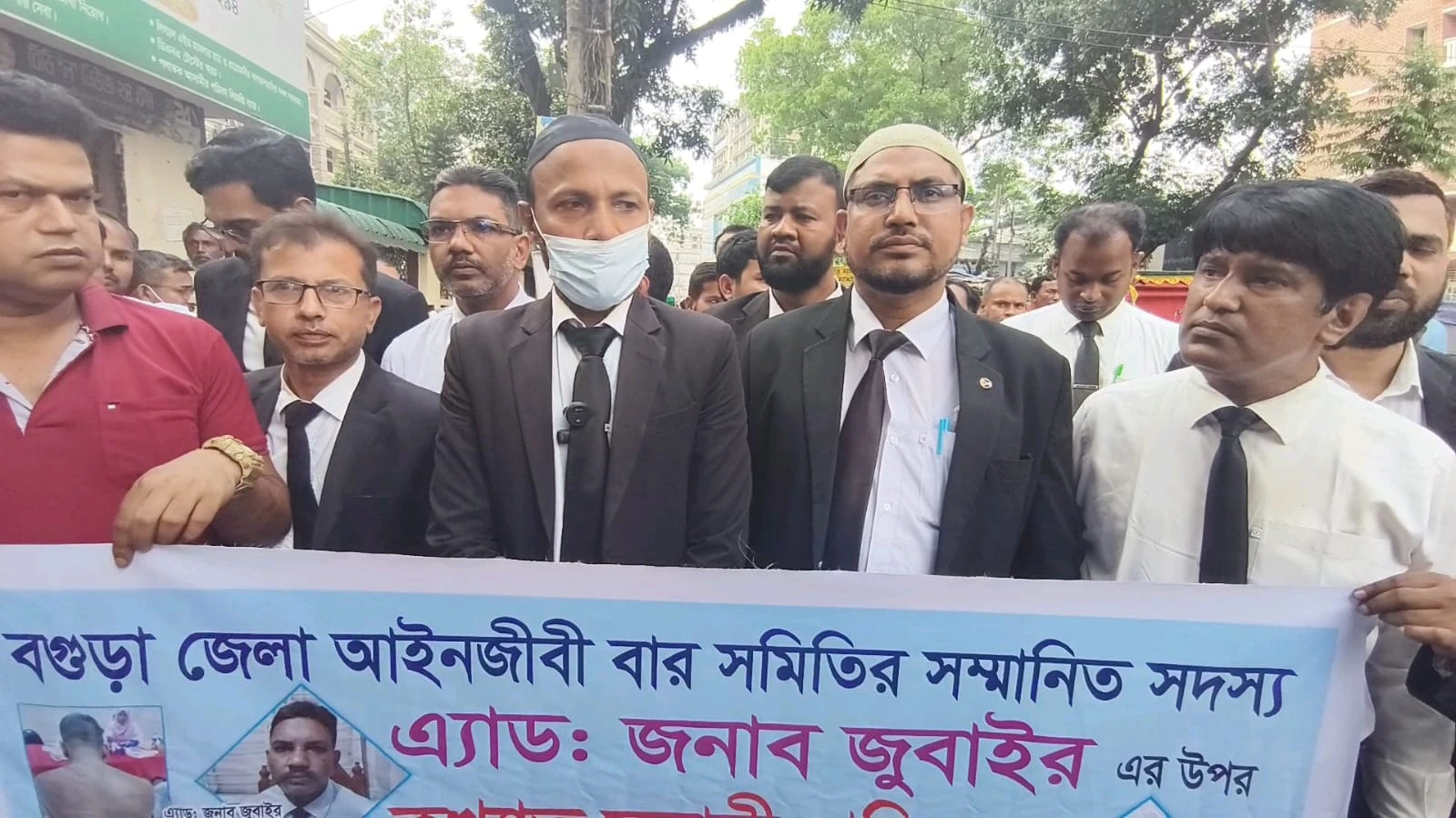 বগুড়ায় আইনজীবী অপহরণ ও নির্যাতনের অভিযোগে মানববন্ধন, নিরাপত্তা দাবি