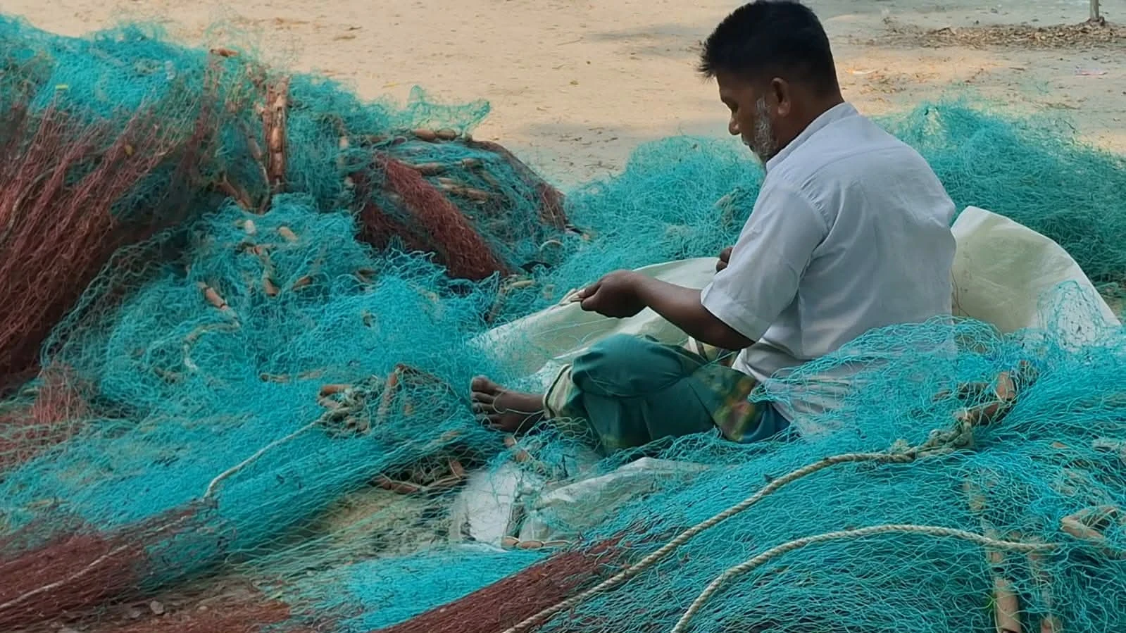 ঋণে জর্জরিত জেলেরা: নদীতে মাছ না মিললে ‘বিষ খেয়ে মরতে হবে’—হতাশার আর্তনাদ