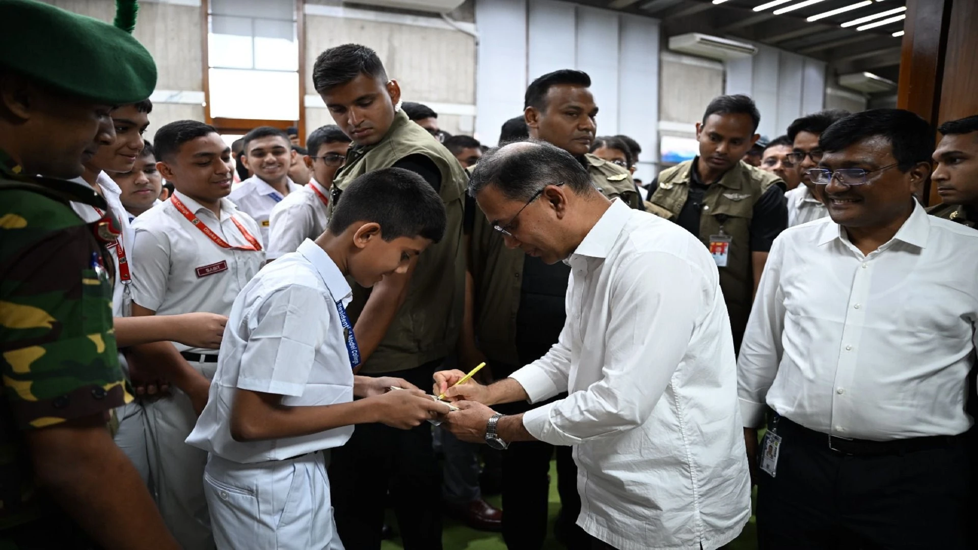 সংসদ পরিদর্শনে আসা নিজ কলেজ শিক্ষার্থীদের সঙ্গে প্রধানমন্ত্রীর শুভেচ্ছা বিনিময়