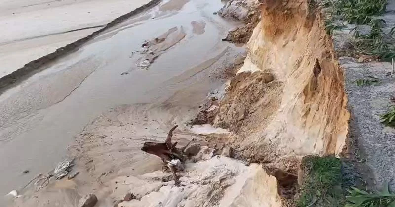 টানা ভারি বৃষ্টিতে মহাসড়কে ভাঙন, ঝুঁকিতে যান চলাচল, স্থানীয় এমপির পরিদর্শন