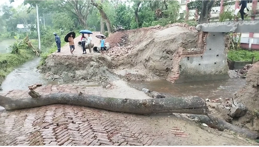 ভারতীয় পাহাড়ি ঢলে ব্রাহ্মণবাড়িয়ায় সংযোগ সড়ক ভেঙে যোগাযোগ বন্ধ