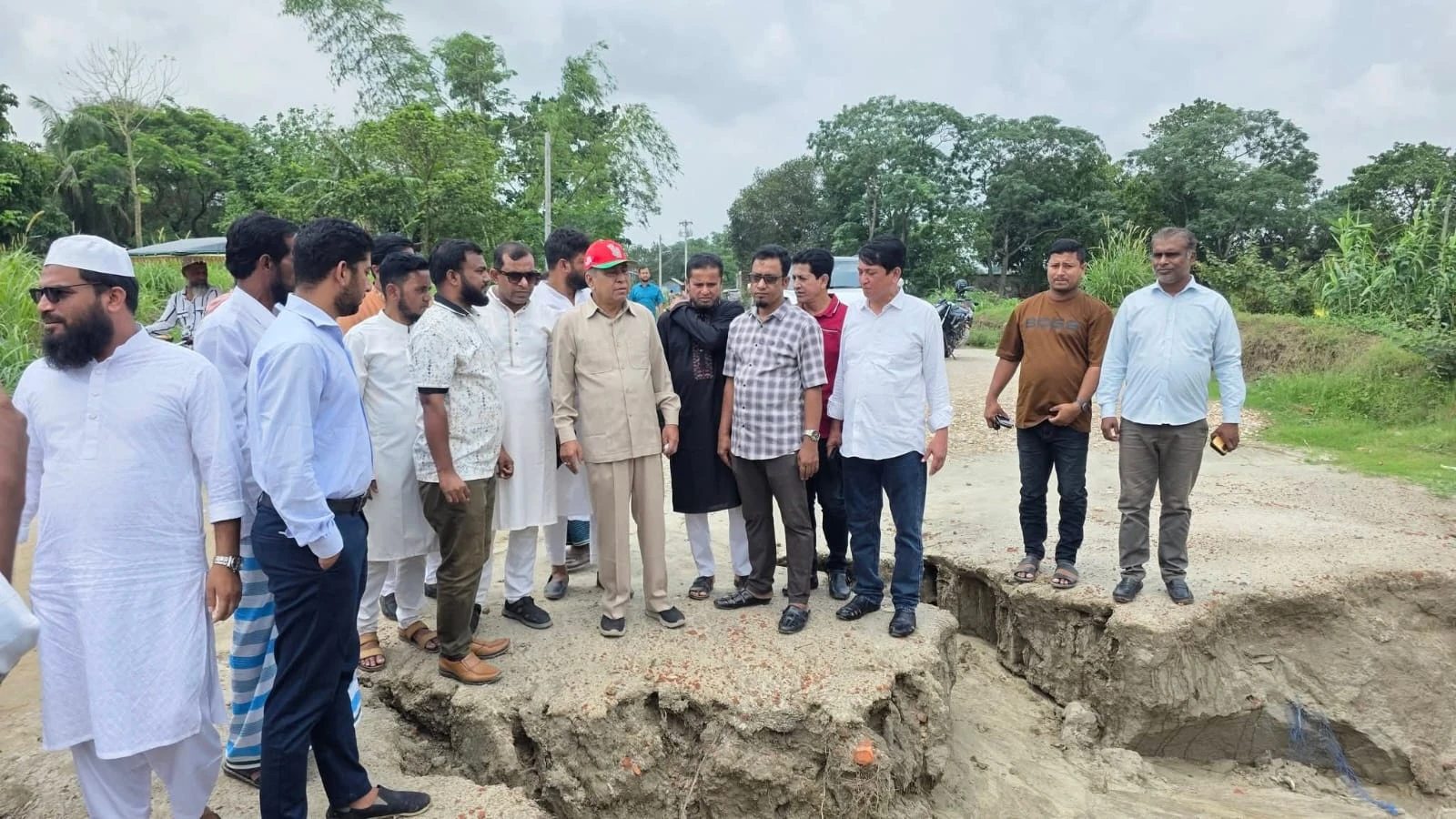 ক্ষতিগ্রস্ত সড়ক দ্রুত মেরামতের নির্দেশ দিলেন এমপি মান্নান