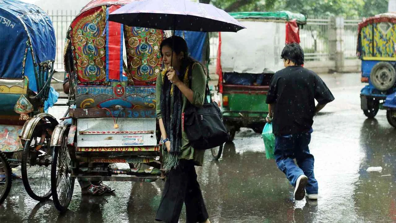 রাজধানীতে বজ্রপাতের সঙ্গে ভারি বৃষ্টি