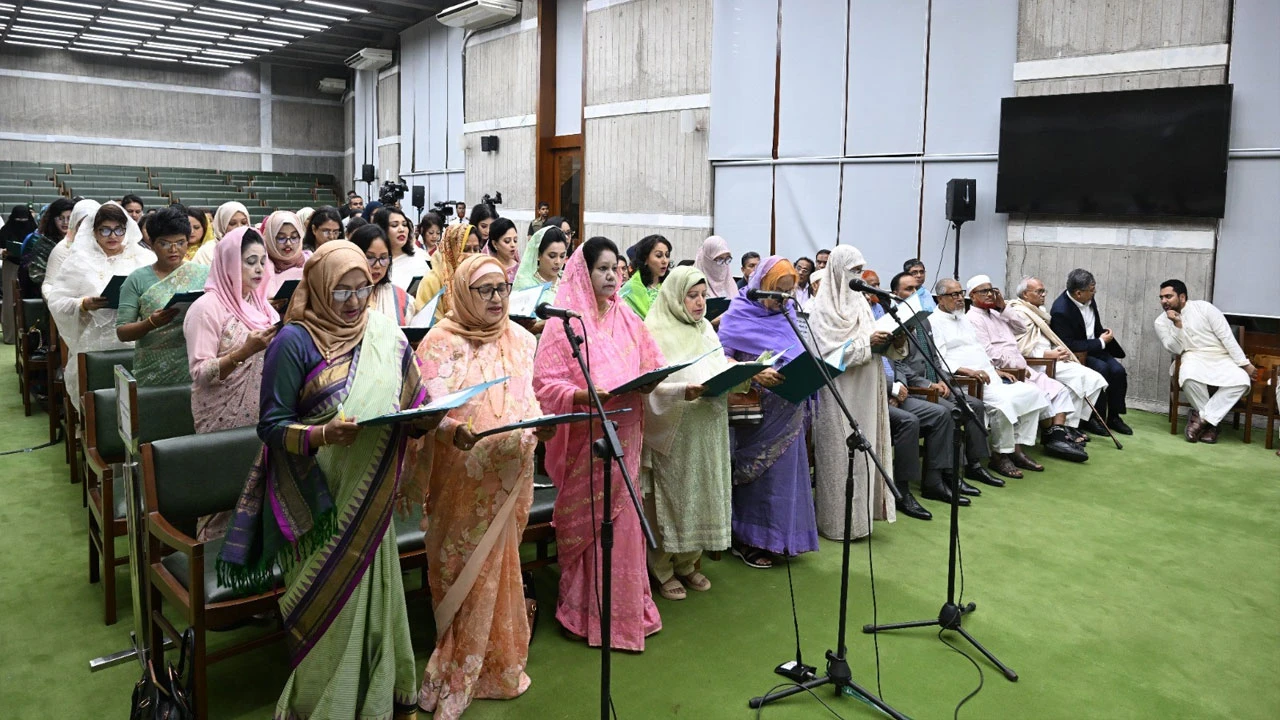 শপথ নিলেন সংরক্ষিত আসনের নারী এমপিরা
