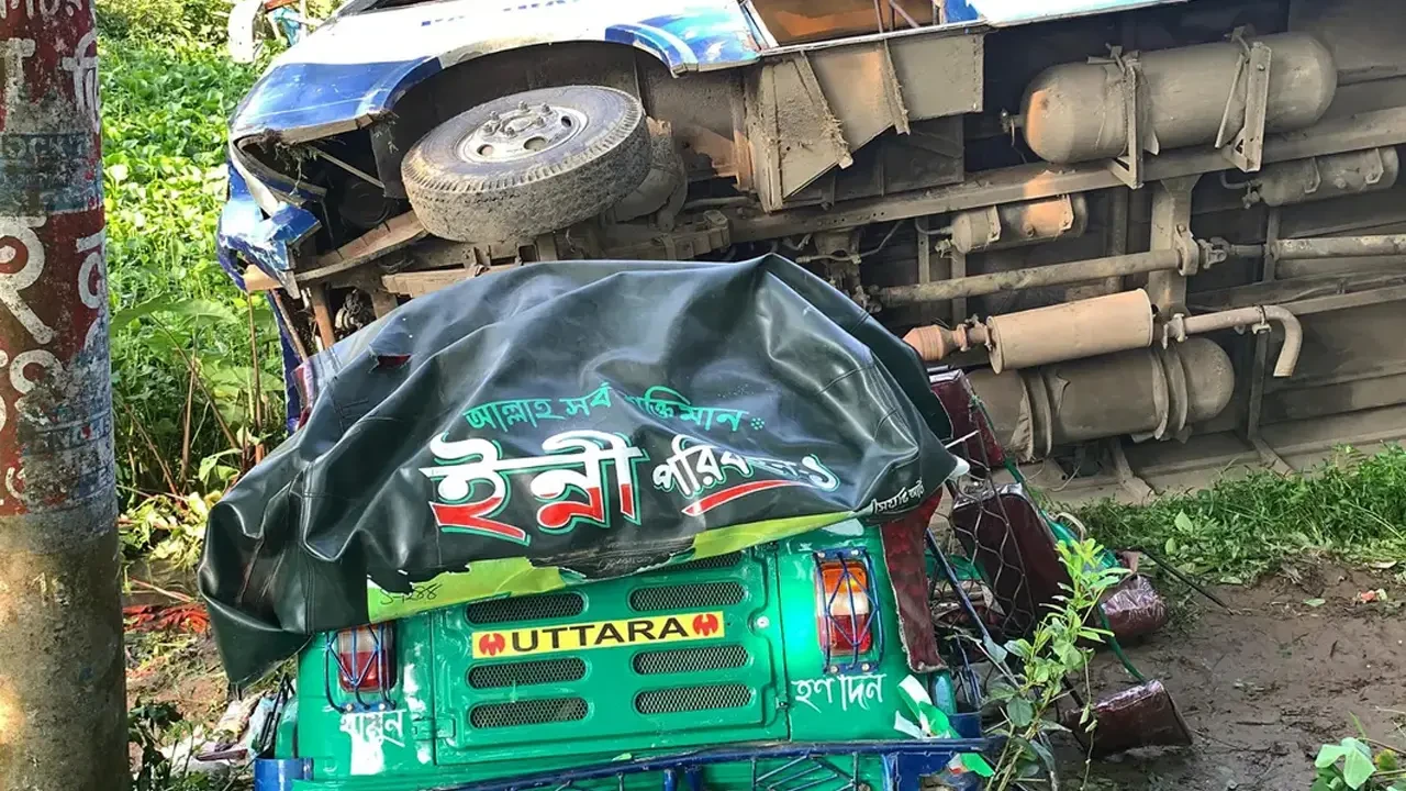 সুনামগঞ্জে বাসের ধাক্কায় বাবা-মেয়েসহ নিহত ৫