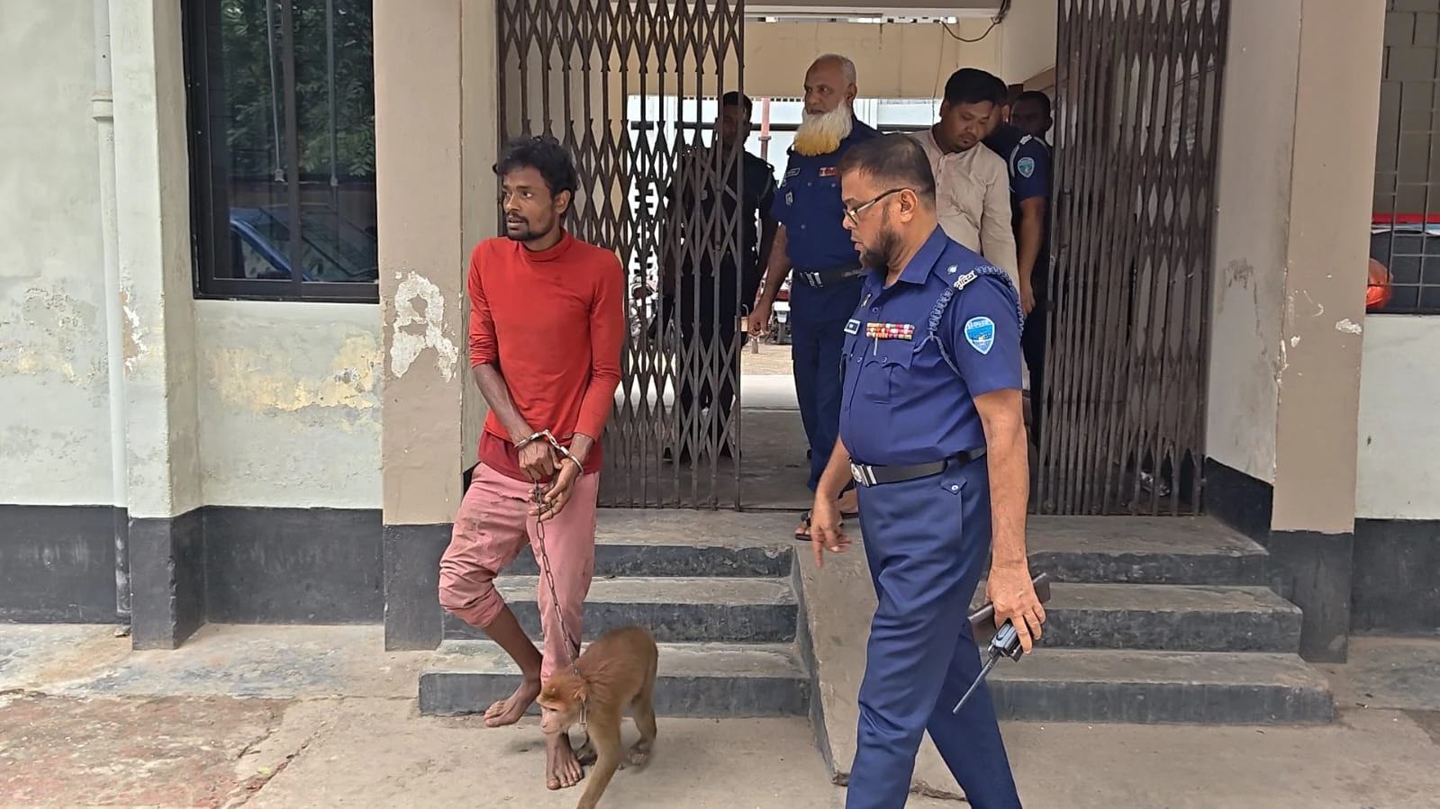 বানরসহ হত্যা মামলার আসামি আটক, এলাকায় চাঞ্চল্য