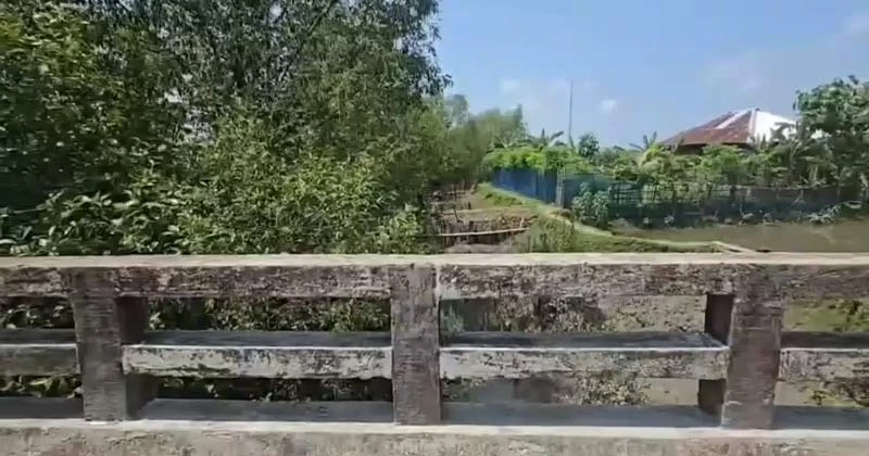 রামপালে সরকারি খালের ওপর নির্মিত অবৈধ বাঁধ অপসারণ