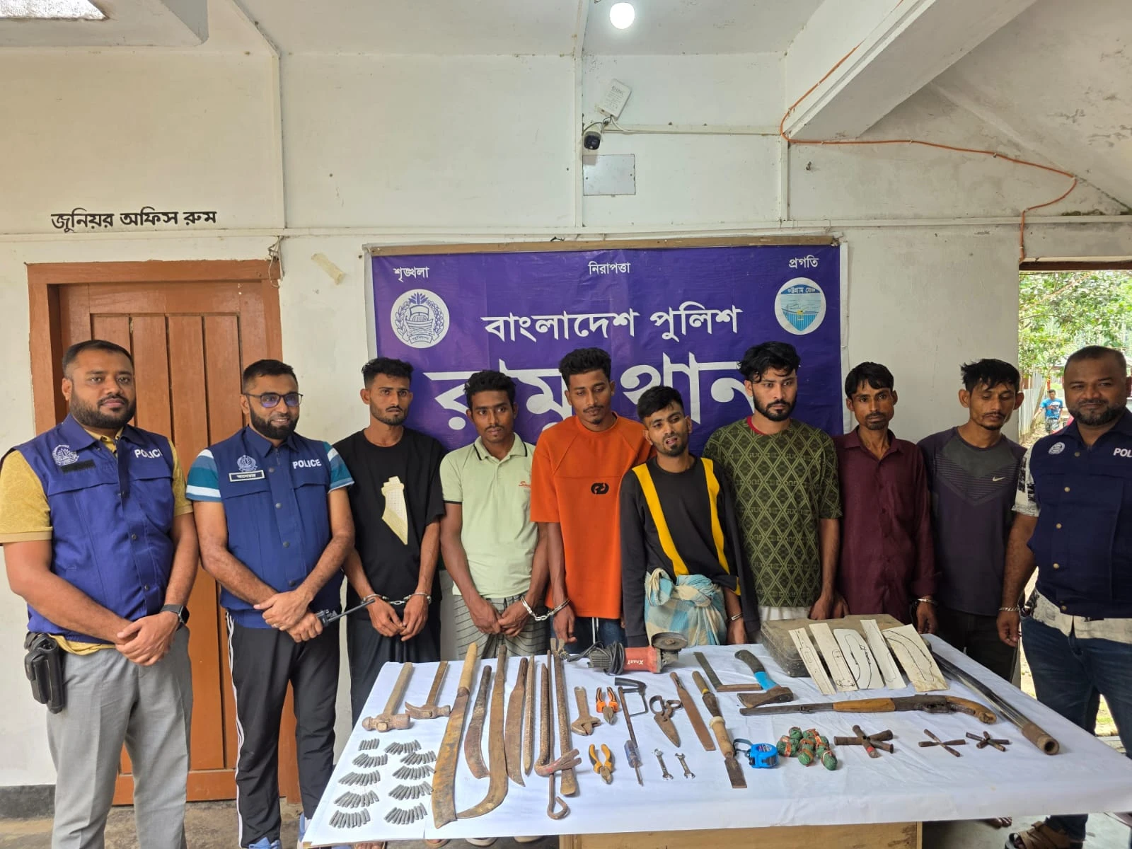 রামুতে বিশেষ অভিযানে ডাকাত দলের ৭ সদস্য গ্রেফতার, অস্ত্র ও গোলাবারুদ উদ্ধার