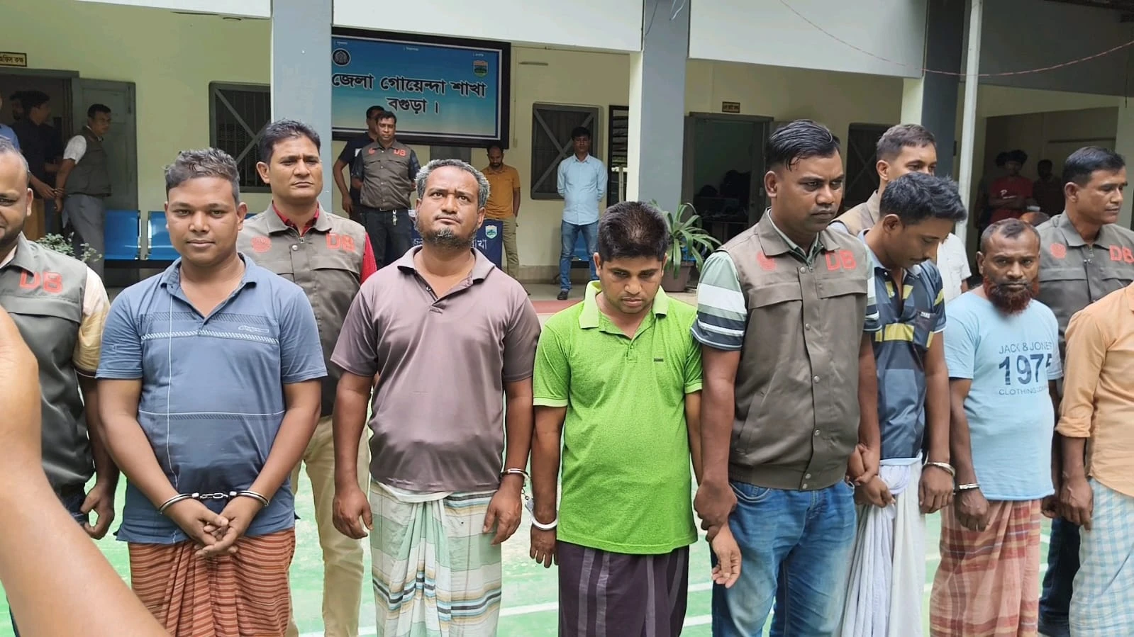 বগুড়ায় ডিবির অভিযানে ছিনতাইকারী চক্রের ৭ সদস্য গ্রেফতার