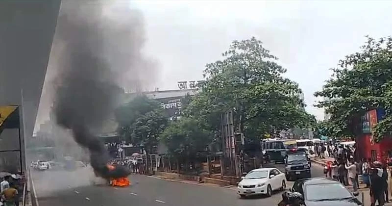 ফার্মগেটে চলন্ত প্রাইভেটকারে আগুন