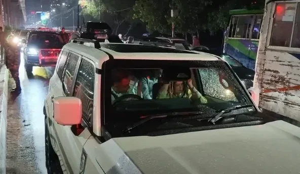 সচিবালয় থেকে গাড়ি চালিয়ে আগারগাঁও গেলেন প্রধানমন্ত্রী