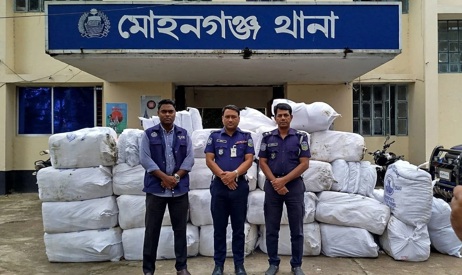 নেত্রকোনায় পুলিশের অভিযানে সাড়ে ৮ লাখ টাকার চায়না দুয়ারি জাল জব্দ, আটক ১