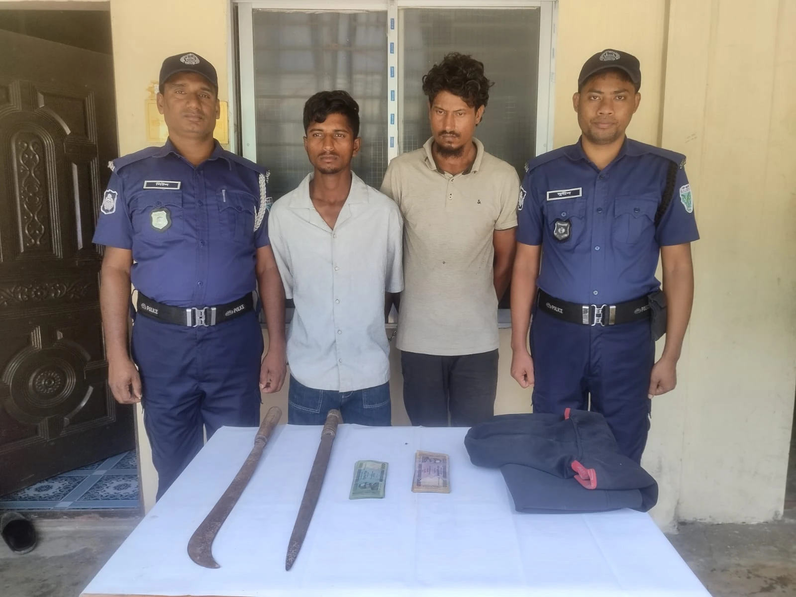 ছাতকে ডাকাতদলের দুই সদস্য গ্রেফতার, উদ্ধার অস্ত্র ও লুণ্ঠিত টাকা