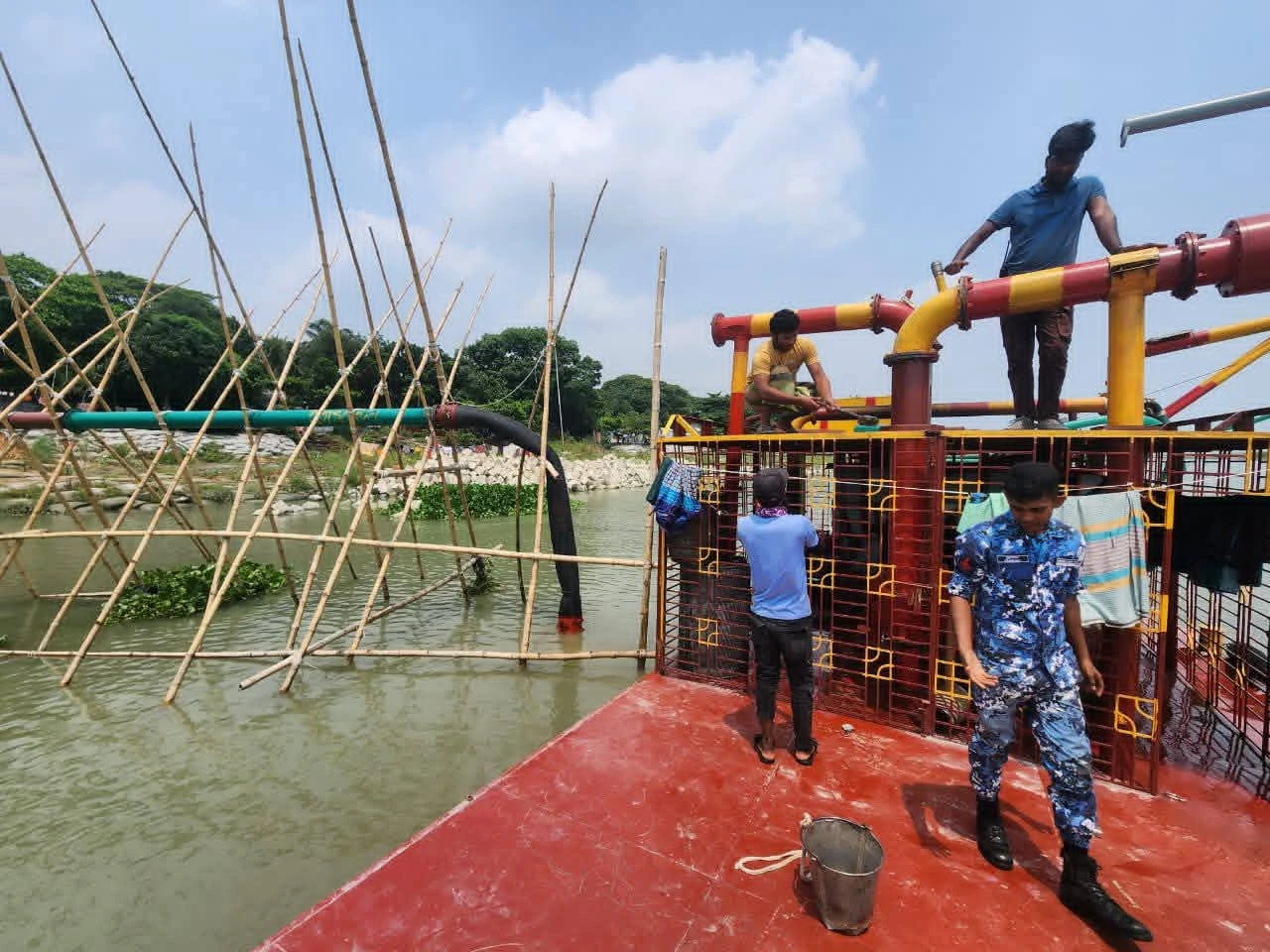 লৌহজংয়ে অবৈধ বালু উত্তোলনের বিরুদ্ধে অভিযান, ড্রেজারসহ ৫ বাল্কহেড জব্দ