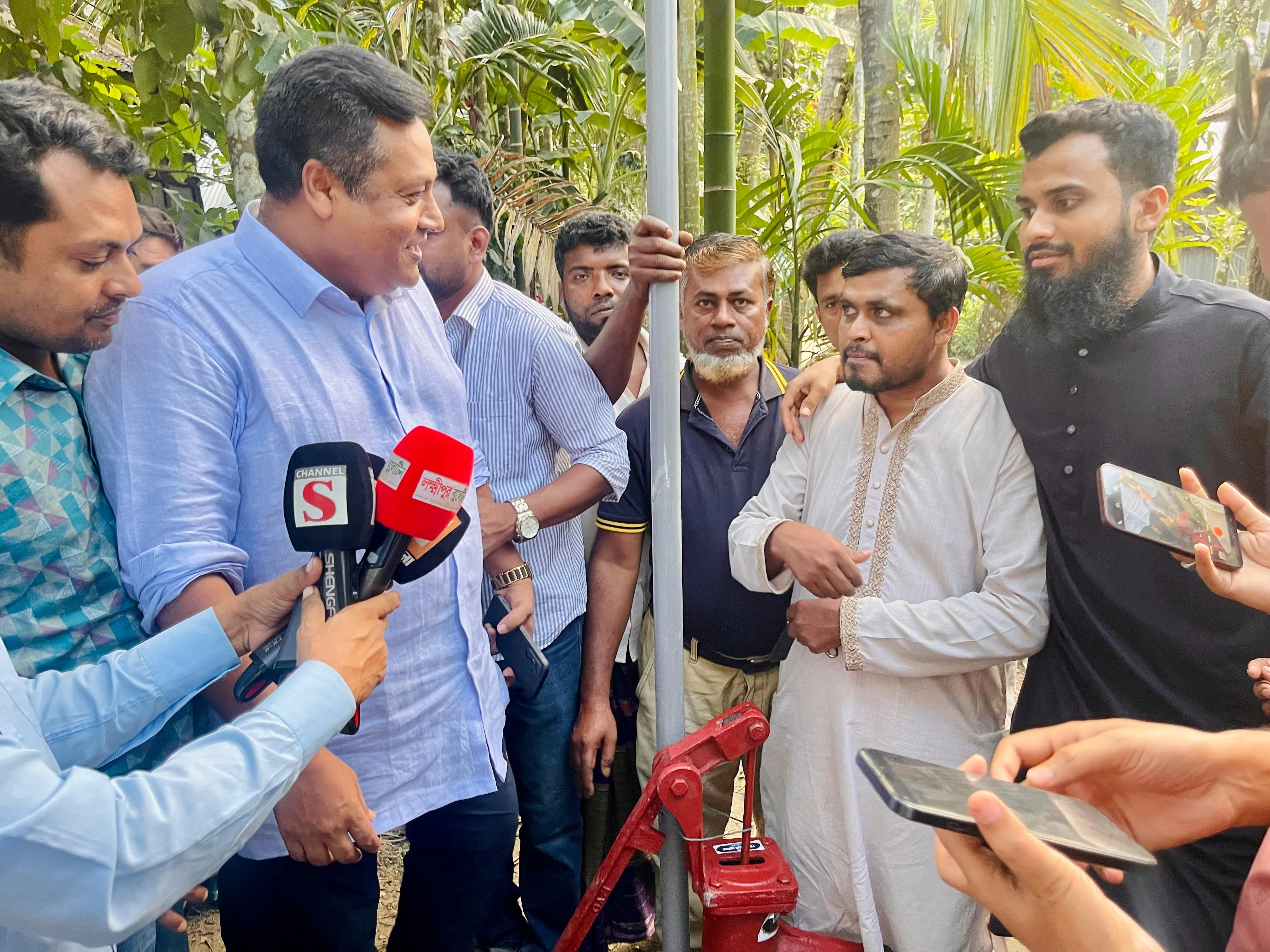 রায়পুরে নিজস্ব তহবিলে ১০০ নলকূপ দিচ্ছেন বিএনপি নেতা ফারুক