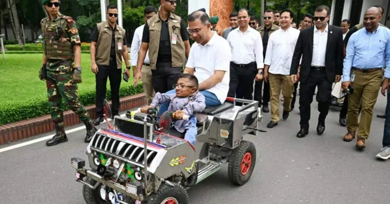 শারিরীক প্রতিবন্ধি ওয়াকিমুলের তৈরি স্মার্টকারে চড়ে উৎসাহ দিলেন প্রধানমন্ত্রী