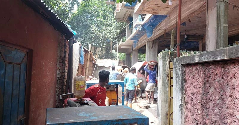 আড়াইহাজারে পৌরসভার নির্দেশ উপেক্ষা, নোটিশ অমান্য করেই চলছে ভবন নির্মাণ