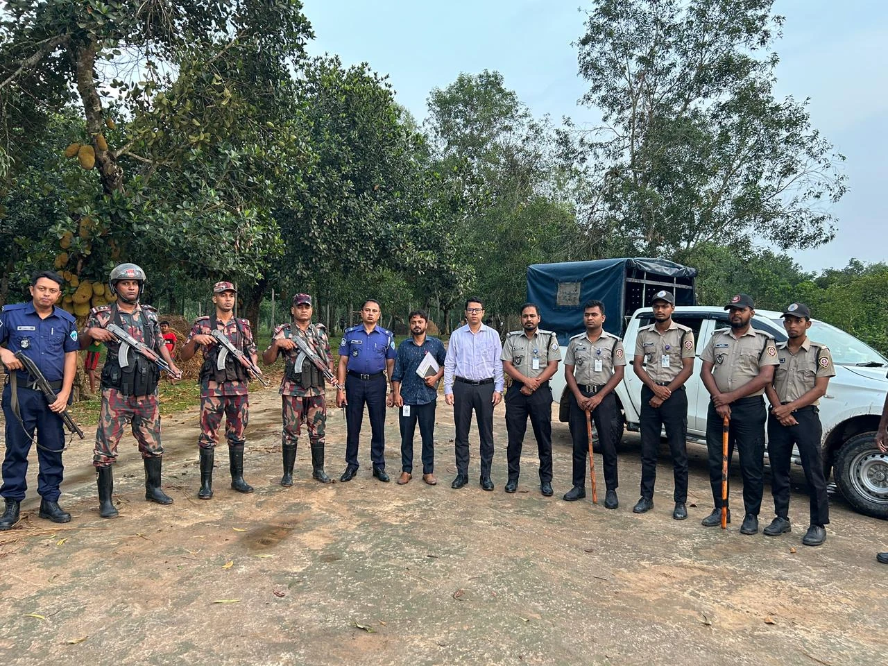 কসবায় টাস্কফোর্স অভিযানে ভারতীয় মদ ও গাঁজা উদ্ধার