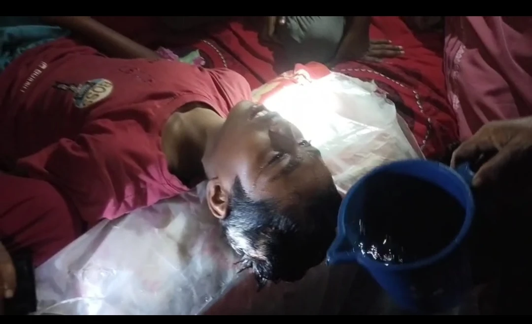 বাড়িতে বললে ফেল করিয়ে দেব—বোতল দিয়ে পিটিয়ে ছাত্রকে অজ্ঞান