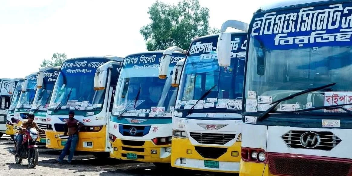 মৌলভীবাজারে বাস আটকে রাখার প্রতিবাদে হবিগঞ্জে বাস চলাচল বন্ধ, ভোগান্তিতে যাত্রীরা