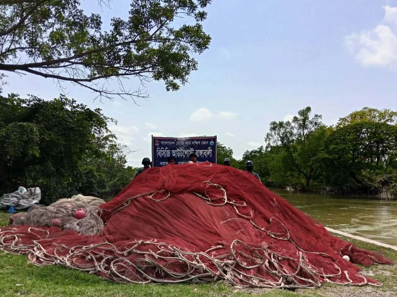 নিষেধাজ্ঞা অমান্য করে সাগরে মাছ ধরায় তিন ট্রলার মালিককে জরিমানা