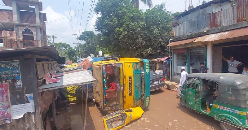 সোনারগাঁওয়ে রাস্তার বেহাল দশা: উল্টে গেল আস্থাফিড কোম্পানির মালবাহী গাড়ি, তালতলা-বারদী সড়কে যান চলাচল বন্ধ