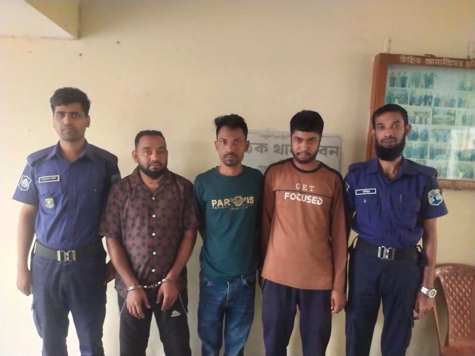 ছাতকে পুলিশের বিশেষ অভিযানে অনলাইন জুয়ারিসহ গ্রেফতার ৩