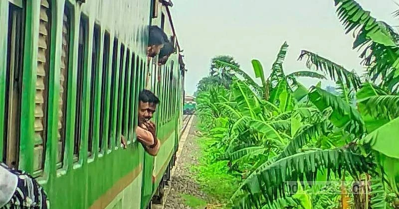 পাবনায় চলন্ত ট্রেনের ৪ বগি বিচ্ছিন্ন