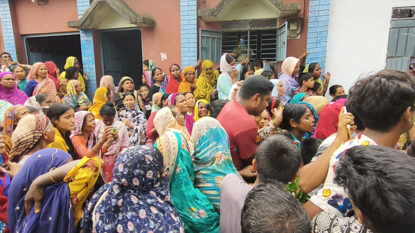 লালমনিরহাটে তিস্তায় বালু তোলার গর্তে ডুবে আপন দুই ভাইয়ের মর্মান্তিক মৃত্যু