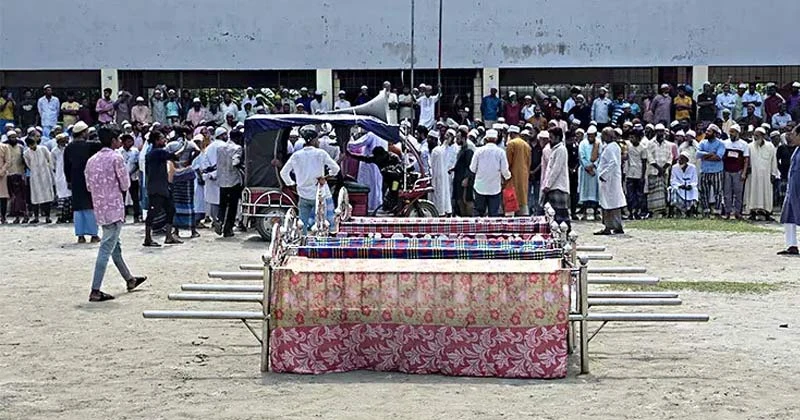 নারায়ণগঞ্জে গ্যাস বিস্ফোরণ: একই পরিবারের ৫ সদস্যকে পাশাপাশি দাফন