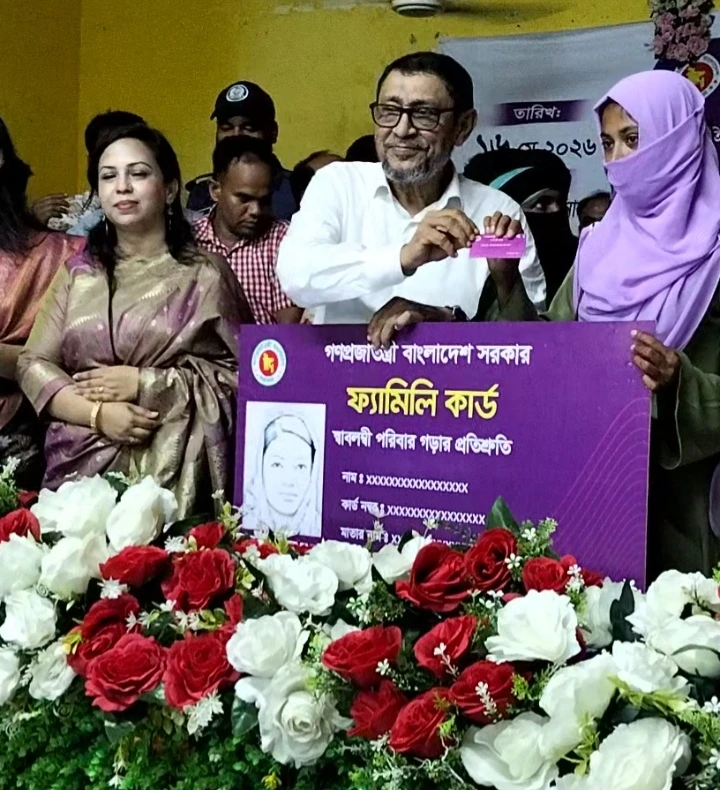 প্রধানমন্ত্রীর প্রতিশ্রুতির বাস্তবায়ন: বেলাবোতে ৩৬৬ পরিবারের মাঝে ফ্যামিলি কার্ড বিতরণ