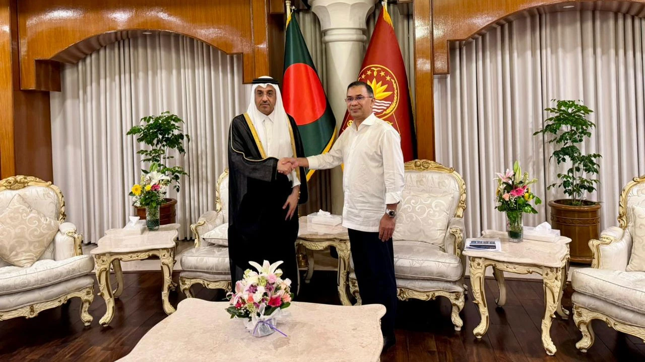 প্রধানমন্ত্রীর সঙ্গে কাতারের শ্রমমন্ত্রীর সৌজন্য সাক্ষাৎ
