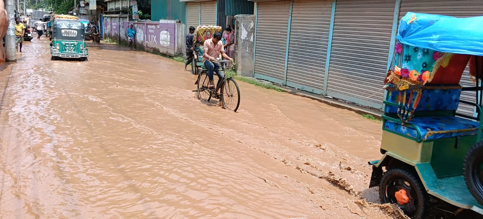 সড়ক নয় যেন সরু খাল, নাগরপুর-চৌহালী সড়কের খানাখন্দে চরম দুর্ভোগ