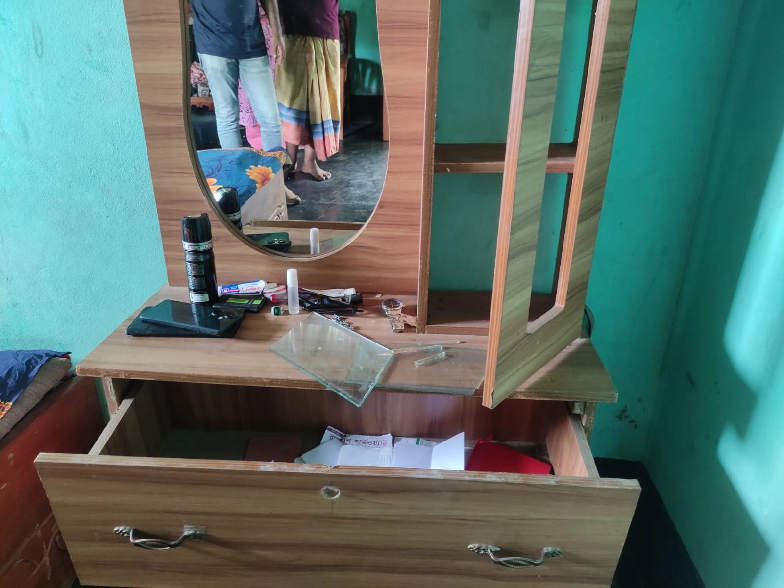 ঈশ্বরদীতে ইউপি সদস্যের বাড়িতে হামলা-লুটপাটের অভিযোগ