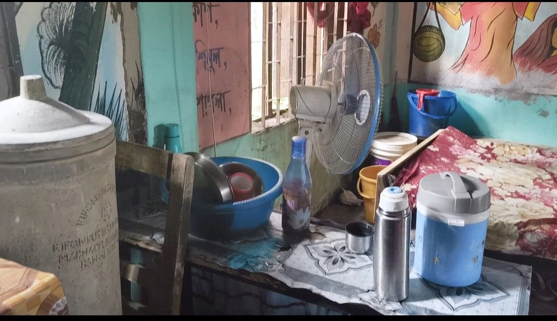 কমলগঞ্জে সরকারি বিদ্যালয়ের শ্রেণিকক্ষে খাট-বিছানা ও রান্নার সরঞ্জাম, ক্ষোভ এলাকাজুড়ে