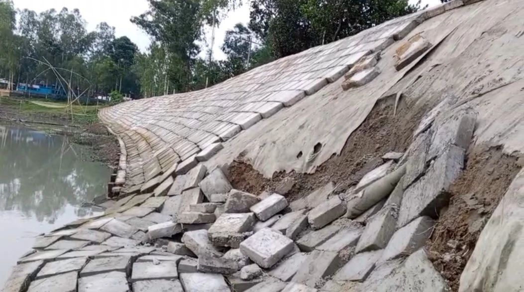 মধুপুরে রাস্তা রক্ষায় নির্মিত গাইডওয়াল ধস, ঝুঁকিতে সড়ক