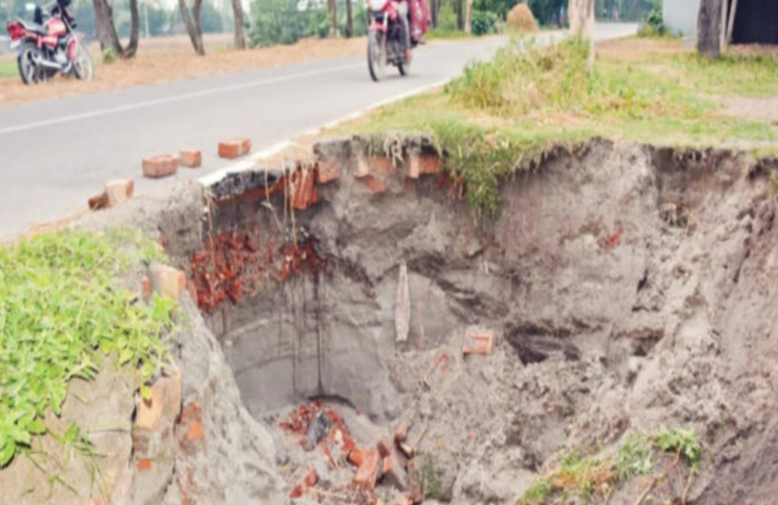 টানা বৃষ্টিতে দ্বিতীয় তিস্তা সেতু সড়কে ধস, ঝুঁকিতে যোগাযোগ