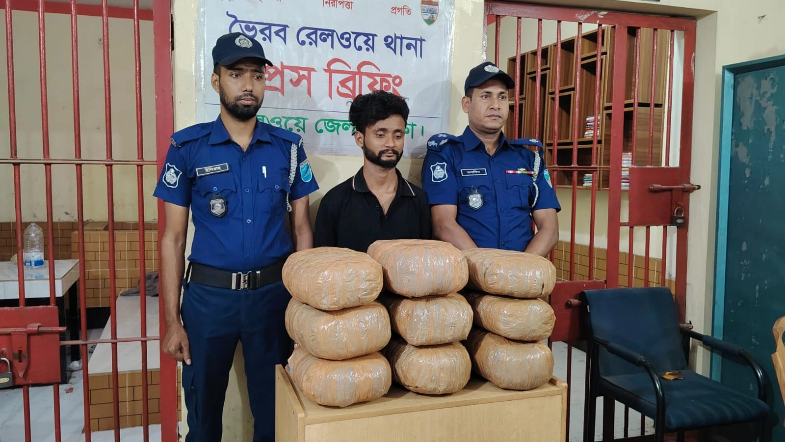 ভৈরবে আন্তনগর ট্রেন থেকে ১৮ কেজি গাঁজাসহ মাদক কারবারি আটক