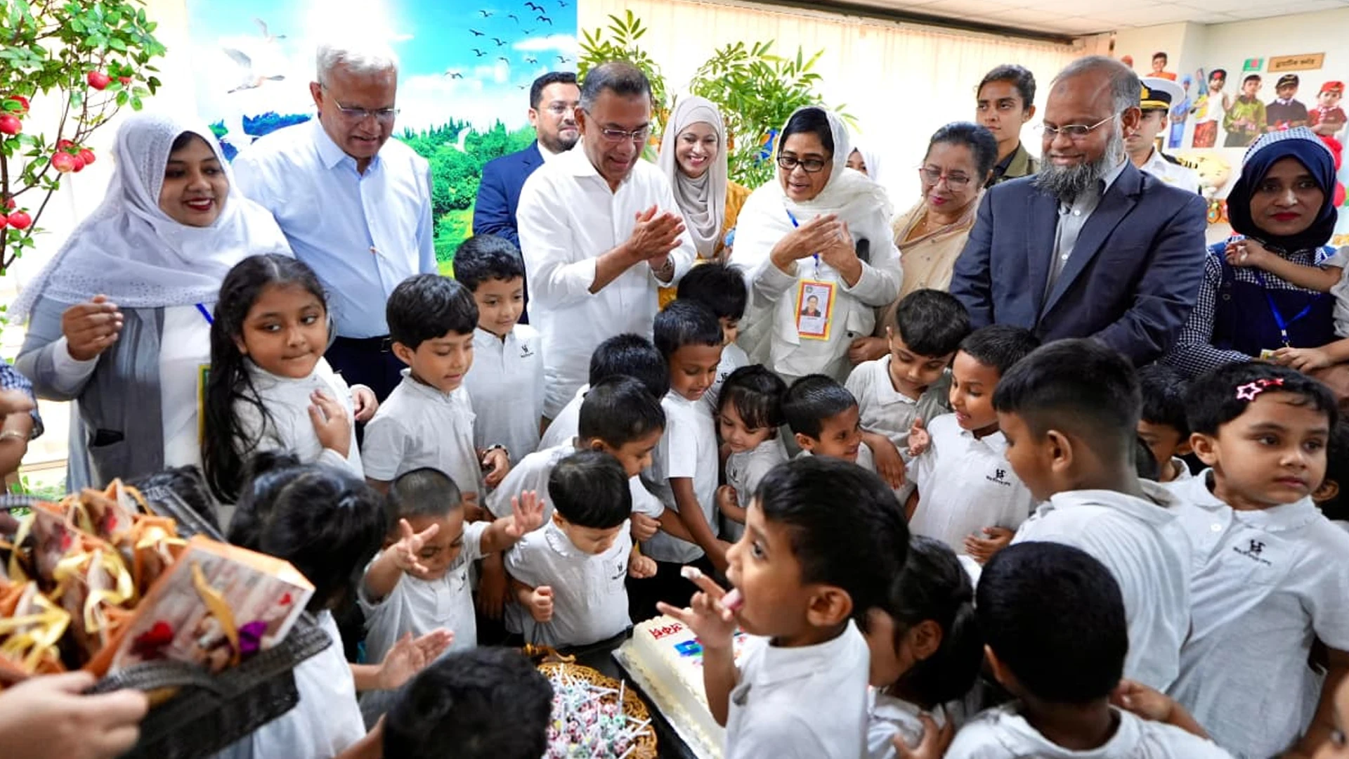 শিশুদের সঙ্গে প্রাণোচ্ছ্বল সময় কাটালেন প্রধানমন্ত্রী