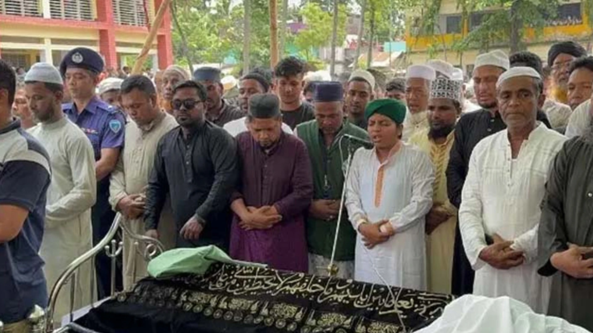 একসঙ্গে মৃত্যু-দাফন ৪ ভাইয়ের, জানাজা পড়ালেন বেঁচে থাকা ভাই
