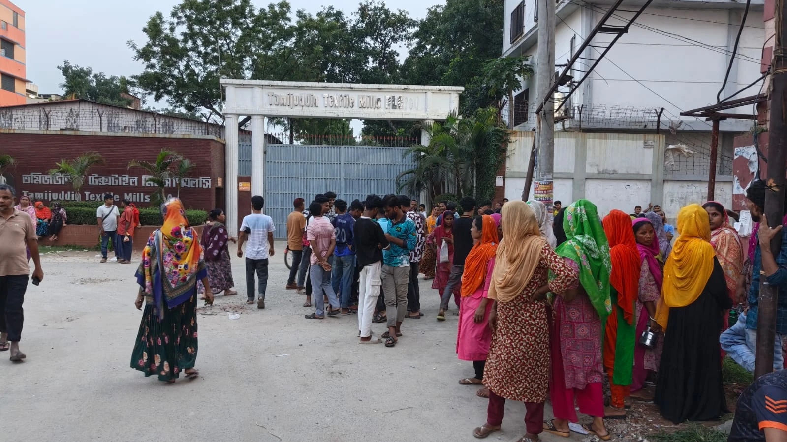 কোনাবাড়ীতে বিভিন্ন দাবিতে শ্রমিকদের কর্মবিরতি